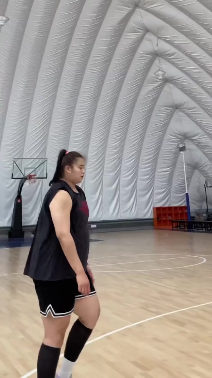 嚯，好魁梧！大寶貝劉禹彤背打你，你能頂住嗎？